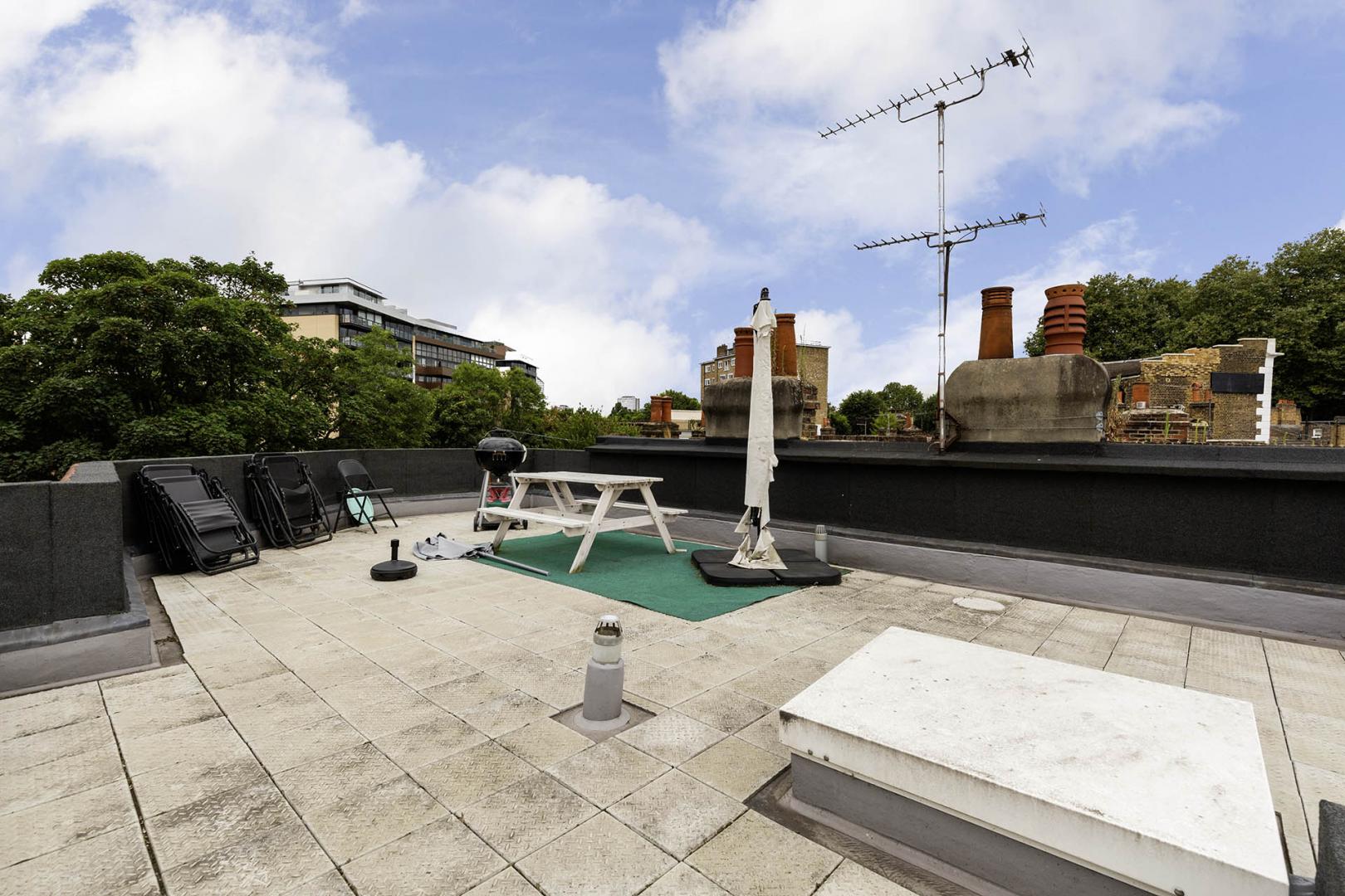 Arranged over two floors and overlooking the Regents Canal  Baring Street, Shoreditch Park